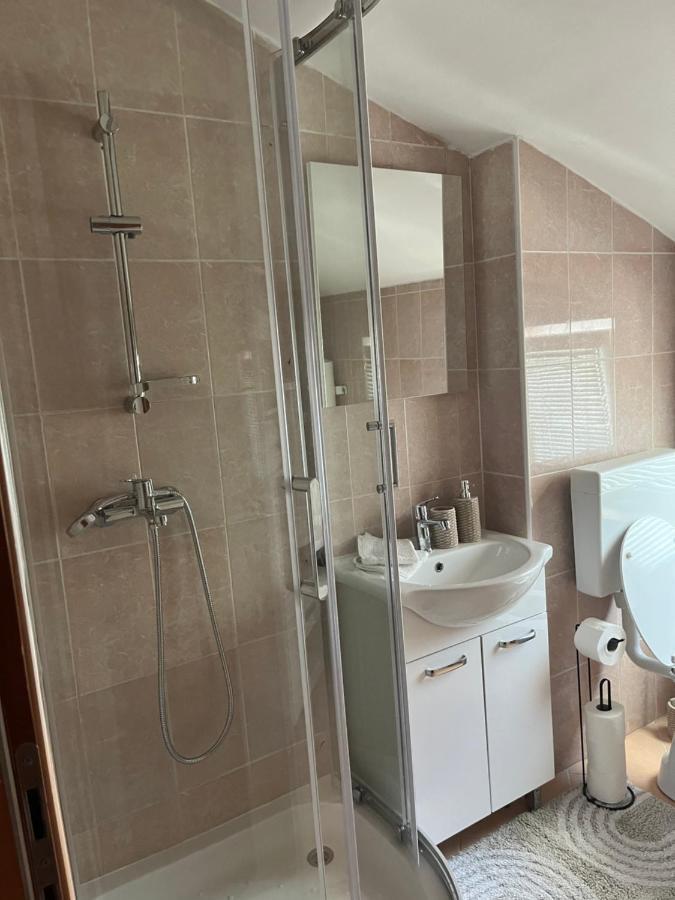 Guesthouse Villa Jurisic โนวาลยา ภายนอก รูปภาพ