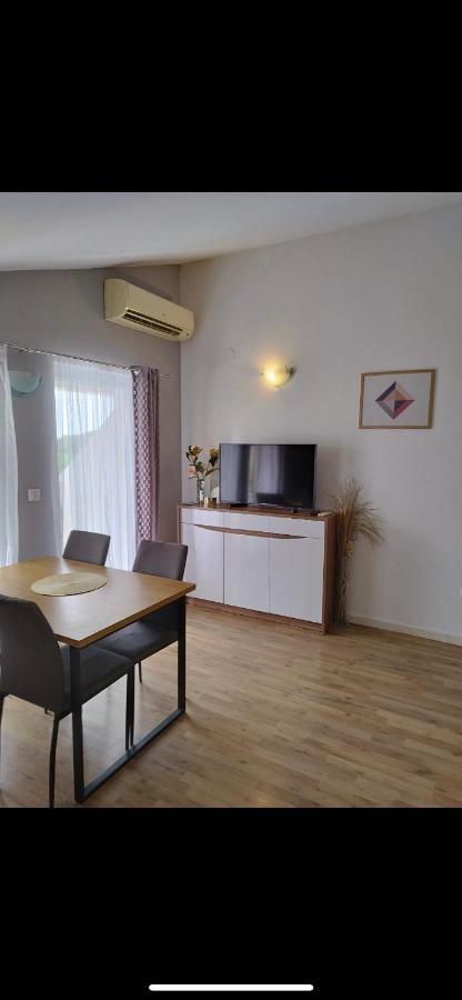 Guesthouse Villa Jurisic โนวาลยา ภายนอก รูปภาพ