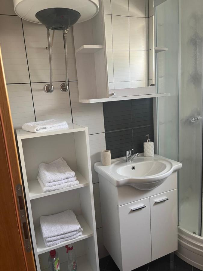 Guesthouse Villa Jurisic โนวาลยา ภายนอก รูปภาพ