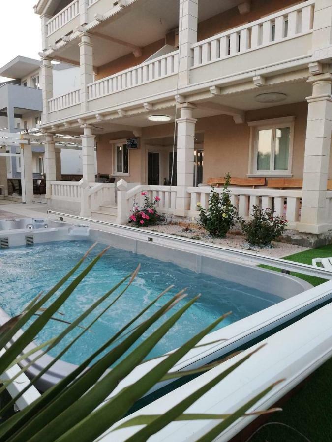 Guesthouse Villa Jurisic โนวาลยา ภายนอก รูปภาพ