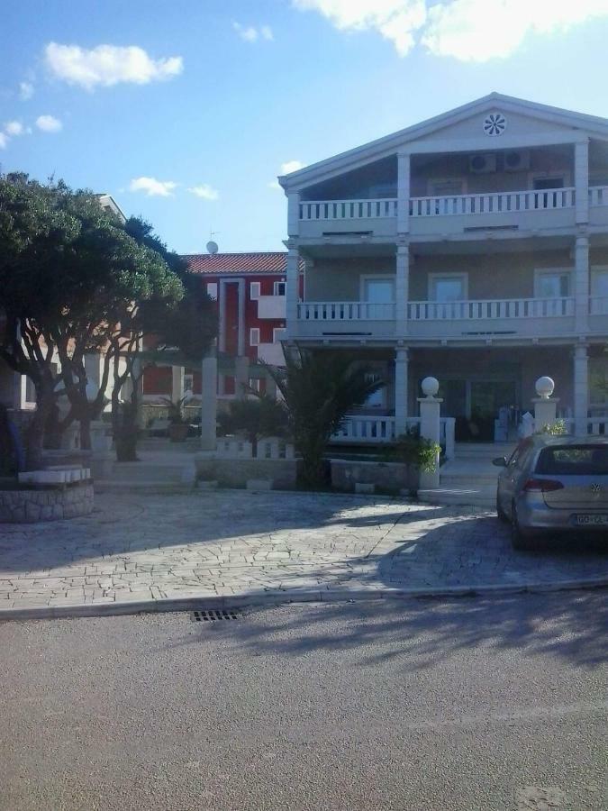 Guesthouse Villa Jurisic โนวาลยา ภายนอก รูปภาพ